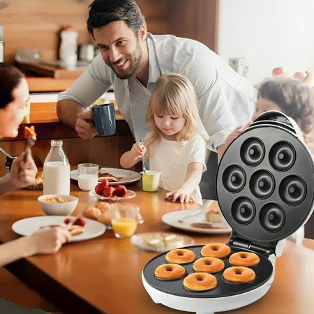 Imagem de Máquina De Donuts Elétrica Fazer 7 Rosquinha Portátil Assadeira Compacta Antiaderente Café Da Manhã 110v e 220v