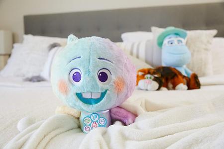 Imagem de Mattel Disney e Pixar Soul 22 apresentam boneca plush colecionável com luzes e sons, 11 em altura huggable stuffed personagem brinquedo com olhar autêntico filme, presente de colecionadores