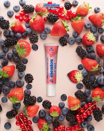 Mentos Hidratante e Regenerador Labial Lips' Smile Efeito Gloss - Aroma Frutas Vermelhas 10g Imagem de Mentos Hidratante e Regenerador Labial Lips' Smile Efeito Gloss - Aroma Frutas Vermelhas 10g