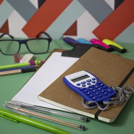 Imagem de Mini calculadora portátil colorida com cordão para bolso escolar escritorio