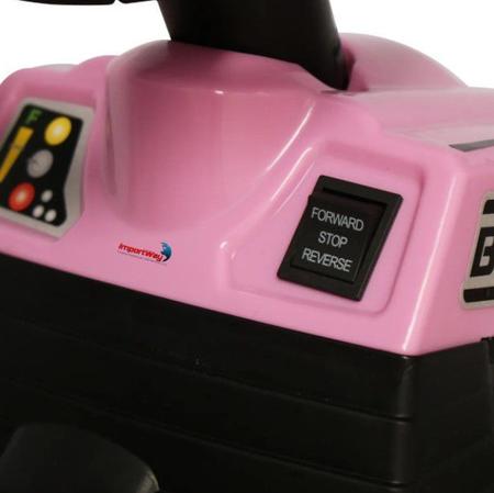 Caminhão de brinquedo rosa no chão de asfalto. carro fora de