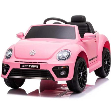 Caminhão de brinquedo rosa no chão de asfalto. carro fora de