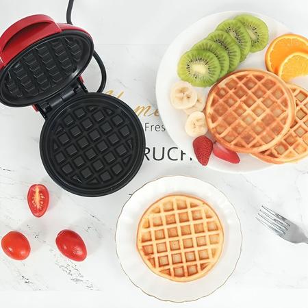 Imagem de Mini Máquina De Fazer Waffles Elétrica Assadeira Portátil Antiaderente e Compacta 110v e 220v
