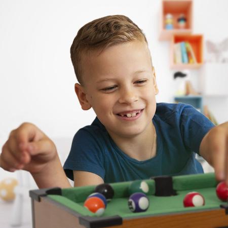 Mesa Mesinha Jogo Sinuca Bilhar Infantil com Bolinhas e Tacos Família  Criança em MDF - Bangtoys - Sinuca / Bilhar Infantil - Magazine Luiza