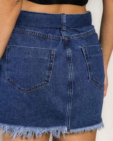 Imagem de Mini Saia Jeans com Cinto Revestido e Barra Desfiada  22444 Escura