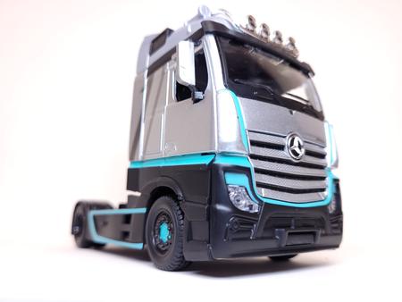 Miniatura Caminhão Carreta Mercedes-benz Actros 1/43 Bburago