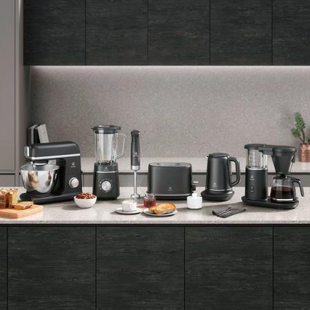 Mixer 3 em 1 Electrolux Preto 700W Expert com Haste em Inox e Tecnologia TruFlow Power System (IBP70) Imagem de Mixer 3 em 1 Electrolux Preto 700W Expert com Haste em Inox e Tecnologia TruFlow Power System (IBP70)