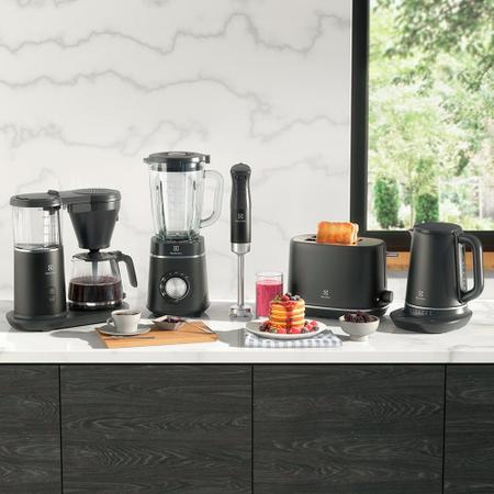 Mixer 3 em 1 Electrolux Preto 700W Expert com Haste em Inox e Tecnologia TruFlow Power System (IBP70) Imagem de Mixer 3 em 1 Electrolux Preto 700W Expert com Haste em Inox e Tecnologia TruFlow Power System (IBP70)