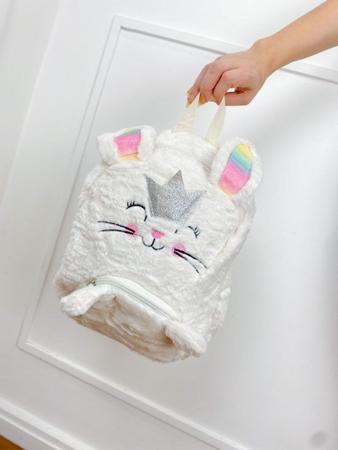 Mochila felpuda coelhinha coroa orelha arco-íris fofa reforçada - Filó Modas Imagem de Mochila felpuda coelhinha coroa orelha arco-íris fofa reforçada