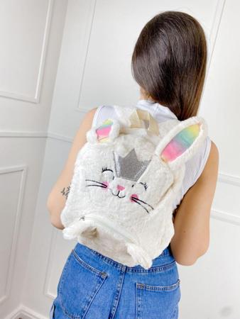 Mochila felpuda coelhinha coroa orelha arco-íris fofa reforçada - Filó Modas Imagem de Mochila felpuda coelhinha coroa orelha arco-íris fofa reforçada