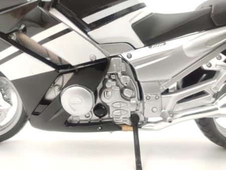 Moto de Ferro Corrida Miniatura Yamaha FJR 1300 1:12 na Caixa