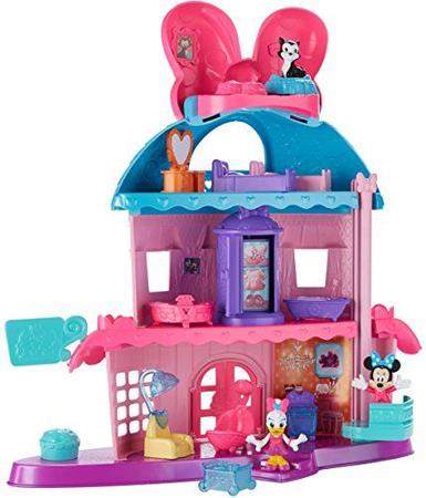 Imagem de O Home Sweet Headquarters da Minnie Mouse é um playset de casa de bonecas de 4 níveis com cinco salas de jogo e apresenta três figuras, 12 peças de jogo, um elevador e o mágico armário de moda Turnstyler da Minnie.