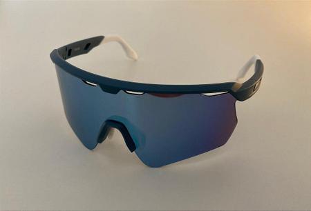 Óculos Esportivo Maraú - azul/branco - Formato: Mascara, Lente Polarizada, Proteção UV400 - VELO Imagem de Óculos Esportivo Maraú - azul/branco - Formato: Mascara, Lente Polarizada, Proteção UV400