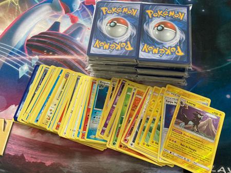 Lote 50 Cartas Pokémon + 2 BRILHANTES - CARTAS ORIGINAIS COPAG - Desconto  no Preço