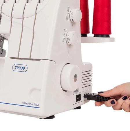 Imagem de Overlock e Ultralock Janome Modelo 7933D Costura Tecidos Finos Médios Grossos Malhas Ponto Indutrial