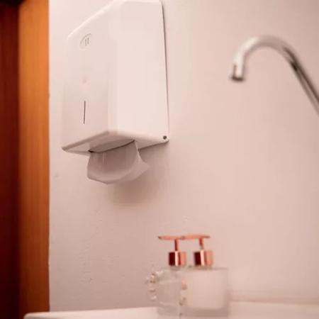 Imagem de Papel Toalha Interfolhado 23x20 Branco Descartável Para Secar As Mãos Banheiro