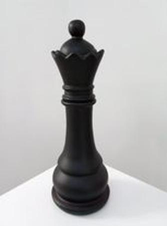Grande peça de xadrez decorativa no jardim