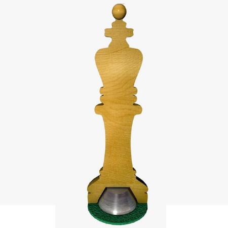 rainha de xadrez de madeira pendurada em uma corda branca com