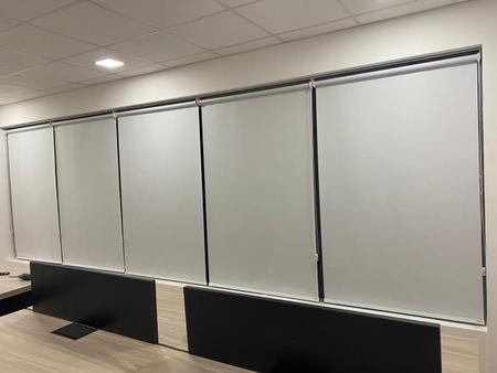 Persiana Cortina Rolo Blackout 0% 1,90m x 1,30m com Bando - Italian Persianas Imagem de Persiana Cortina Rolo Blackout 0% 1,90m x 1,30m com Bando