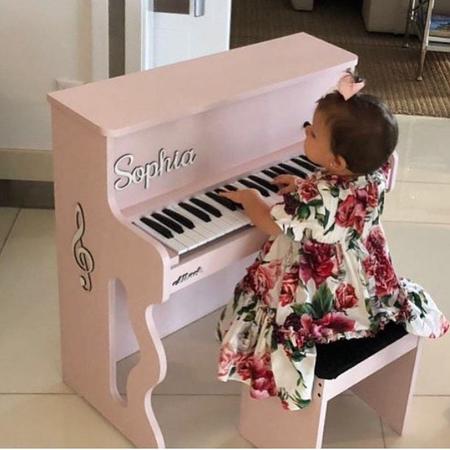 Piano infantil de madeira rosa