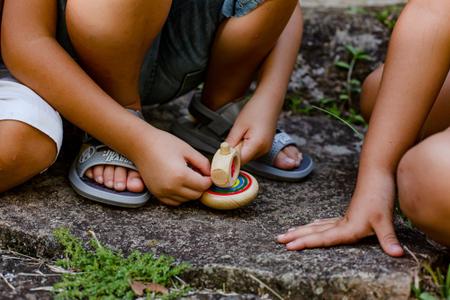 Pião Infantil de Madeira Sortidos · Kikkerland · El Corte Inglés