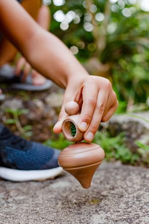 Pião Peão de Madeira Moderno Argola Brin Montessori Classico - Fábrika dos  Sonhos - Pião - Magazine Luiza