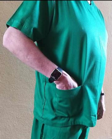 Imagem de Pijama Cirurgico completo Scrub Tecido Brim Leve 100% ( Blusa e Calça) Verde Bandeira
