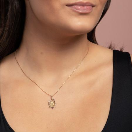 Pingente Medalha de Ouro 18k com Estrela central e Gemas Coloridas - Safira Imagem de Pingente Medalha de Ouro 18k com Estrela central e Gemas Coloridas