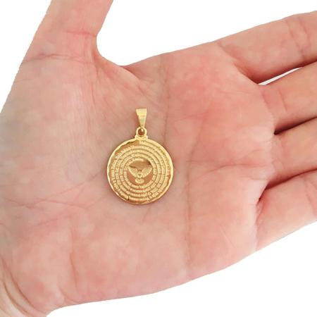 Imagem de Pingente Medalha Divino Espírito Santo Religioso Frase Pai Nosso Semijoia Folheada a Ouro 18k