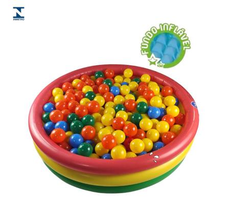 Fundo de muitas bolas coloridas de plástico na piscina de bolas em
