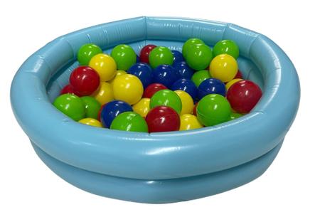 Bolas coloridas brilhantes para a piscina para jogos infantis.brinquedos  para crianças, entretenimento para crianças.use em catálogos de lojas  infantis, centros de entretenimento de publicidade. fundo multicolorido  brilhante