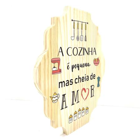 Imagem de Placa Decorativa De Cozinha Em Pinus A Cozinha É Pequena Mas Cheia De Amor