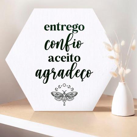 Placa Decorativa Hexágono 25x22 Frase Mantra Entrego Confio Aceito Agradeço - Estúdio Amora Imagem de Placa Decorativa Hexágono 25x22 Frase Mantra Entrego Confio Aceito Agradeço