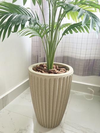 Planta Artificial Palmeira com Vaso Polietileno Cone Romano - Flores Imp Imagem de Planta Artificial Palmeira com Vaso Polietileno Cone Romano