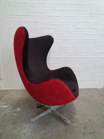 Poltrona Egg Arne Jacobsen Aluminio Relax Com Trava Bicolor Vermelho e Preto - ErgoDecor Imagem de Poltrona Egg Arne Jacobsen Aluminio Relax Com Trava Bicolor Vermelho e Preto