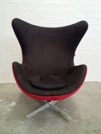 Poltrona Egg Arne Jacobsen Aluminio Relax Com Trava Bicolor Vermelho e Preto - ErgoDecor Imagem de Poltrona Egg Arne Jacobsen Aluminio Relax Com Trava Bicolor Vermelho e Preto