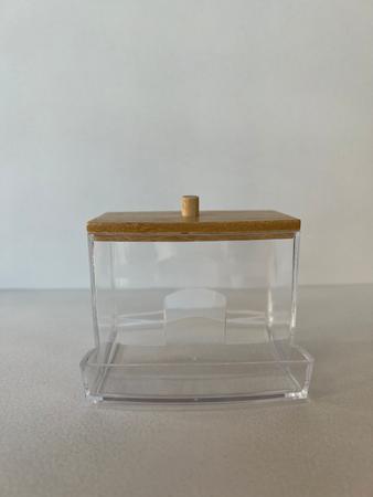 Imagem de Porta cotonete transparente com tampa de bambu  8,5cm x 7cm x 7,8cm