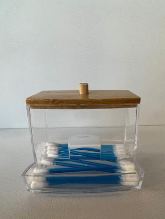 Imagem de Porta cotonete transparente com tampa de bambu  8,5cm x 7cm x 7,8cm