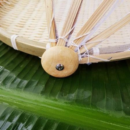 Imagem de Porta Pão Bolos Cesto Redondo em Rattan Cobertura Retratil 30cm Bambu Natural