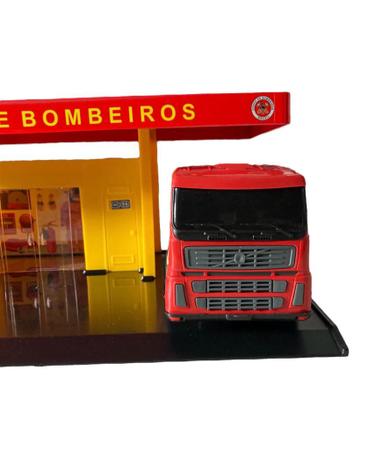 Imagem de Posto Corpo de Bombeiros Com Carrinho Caminhão Poliposto Brinquedo Infantil Miniatura - Poliplac