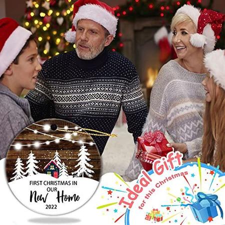 Primeiro Natal em Nosso Novo Enfeite de Casa 2022, Novo Enfeite de Árvore de Natal Presentes de Aquecimento, Presentes de Natal de Casa em Movimento com Caixa de Presente para Noivos Recém-casados - Lulupia Imagem de Primeiro Natal em Nosso Novo Enfeite de Casa 2022, Novo Enfeite de Árvore de Natal Presentes de Aquecimento, Presentes de Natal de Casa em Movimento com Caixa de Presente para Noivos Recém-casados