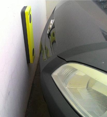 Imagem de Protetor De Parachoque Com Fita Adesivo - Garagem/Estacionamento - Amarelo.