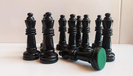Um jogo de xadrez com um rei e duas outras peças de xadrez.