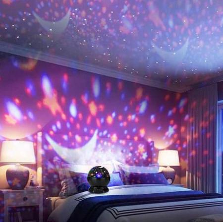 Imagem de Relaxe sob um céu estrelado com a Luminária Abajur Rotativa Projetor Globo Estrela!