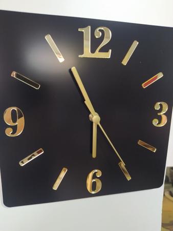 Imagem de Relógio de parede 25cm em ACM preto, Algarismos Dourados (fotos reais, sem edição)