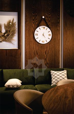 Imagem de Relógio de Parede 40cm Fundo Branco, Algarismos Romanos 3D Dourados, Alças em Couro cor preta