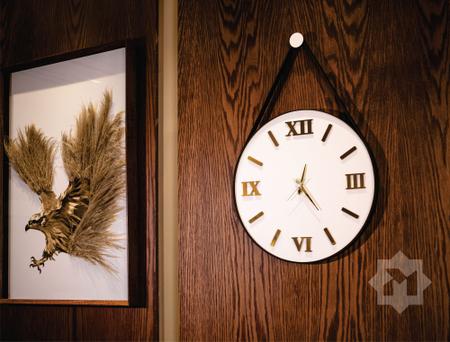 Imagem de Relógio de Parede 40cm Fundo Branco, Algarismos Romanos 3D Dourados, Alças em Couro cor preta