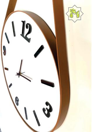 Imagem de Relógio de parede adnet 50cm, fundo branco, algarismos cardinais 3d pretos, alças couro cor caramelo