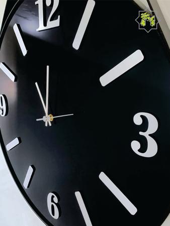 Imagem de Relógio de Parede ADNET 50cm, Fundo Preto, Algarismos Cardinais 3D Brancos, Alças em Couro Preto.