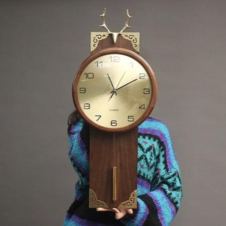 Imagem de Relógio de Parede Europeu de madeira com Cervo Decorativo